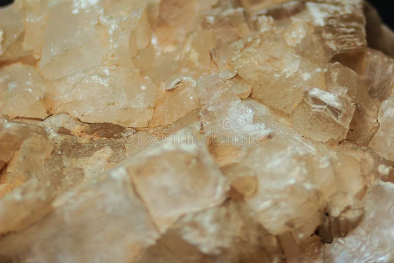 El hábito laminar del yeso o los cristales laminares del yeso oscila el specim fotos de archivo El hábito laminar del yeso o los cristales laminares del yeso oscila el specim fotos de archivo