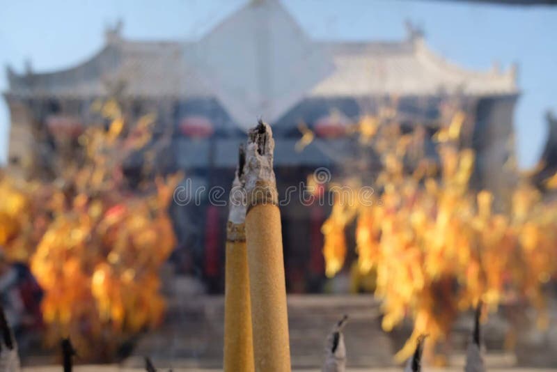 El incienso ardiente del templo, ruega para la buena suerte imágenes de archivo libres de regalías El incienso ardiente del templo, ruega para la buena suerte imágenes de archivo libres de regalías