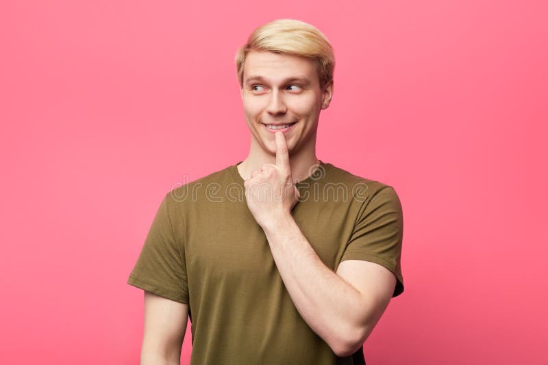 El individuo divertido con pensativamente mirada, soluciona el problema imagenes de archivo El individuo divertido con pensativamente mirada, soluciona el problema imagenes de archivo