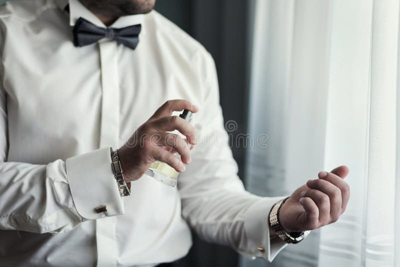 El individuo hermoso está eligiendo perfumes, hombre rico prefiere la cuesta costosa foto de archivo El individuo hermoso está eligiendo perfumes, hombre rico prefiere la cuesta costosa foto de archivo