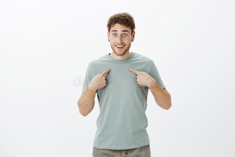 El individuo no puede creer en su suerte, siendo escogido como ganador Retrato del hombre atractivo feliz y emocionado impresiona fotos de archivo libres de regalías El individuo no puede creer en su suerte, siendo escogido como ganador Retrato del hombre atractivo feliz y emocionado impresiona fotos de archivo libres de regalías