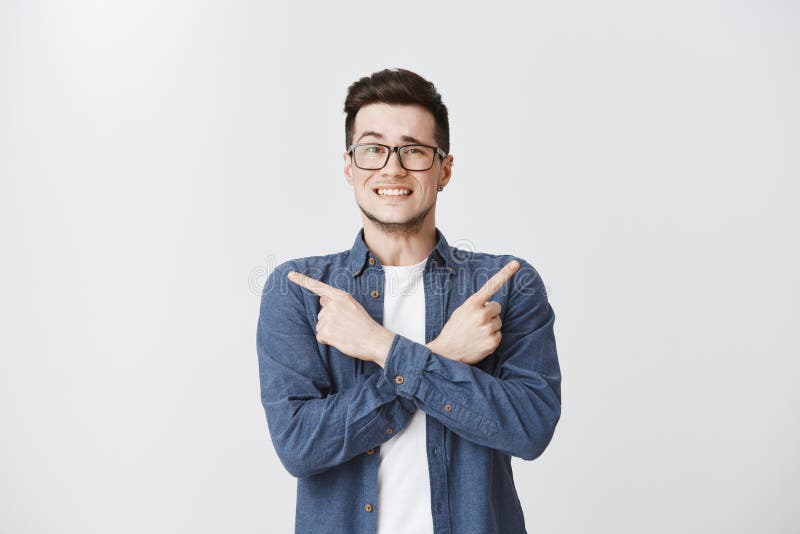 El individuo que el askign ayuda a eligió entre dos opciones las manos que cruzaban lindas y amistosas sonrientes en cuerpo para fotografía de archivo El individuo que el askign ayuda a eligió entre dos opciones las manos que cruzaban lindas y amistosas sonrientes en cuerpo para fotografía de archivo
