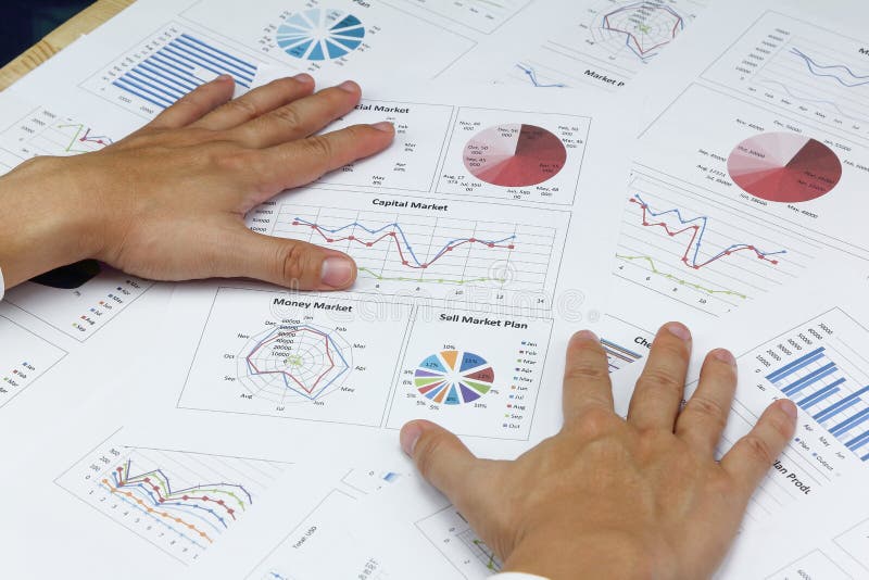 El informe de Summary del hombre de negocios y el mercado de capitales planean analizar lunes imagen de archivo libre de regalías El informe de Summary del hombre de negocios y el mercado de capitales planean analizar lunes imagen de archivo libre de regalías