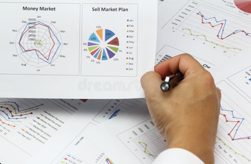 El informe y la venta de Summary del hombre de negocios comercializan analizar del plan finan foto de archivo El informe y la venta de Summary del hombre de negocios comercializan analizar del plan finan foto de archivo