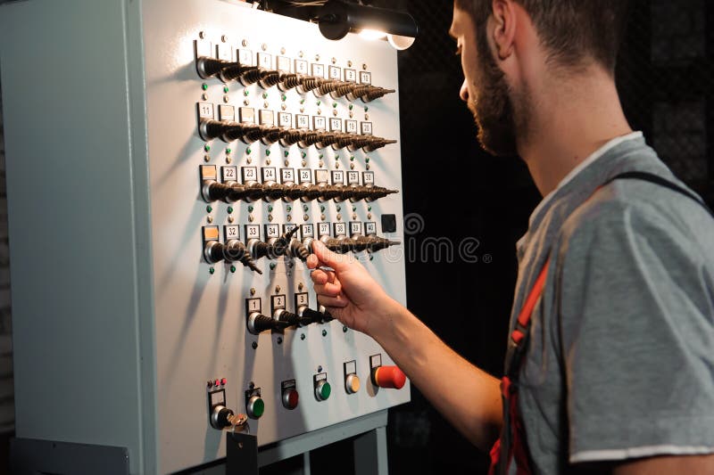 El ingeniero de iluminación ajusta las luces en etapa cerca de las escenas fotografía de archivo libre de regalías El ingeniero de iluminación ajusta las luces en etapa cerca de las escenas fotografía de archivo libre de regalías