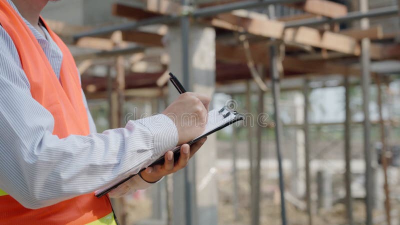 El inspector o el ingeniero inspecciona e inspecciona el edificio o la casa mediante una lista de verificación. los ingenieros y a