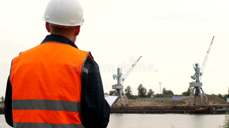 El inspector registra los problemas identificados en la operación de las grúas del puerto en el puerto