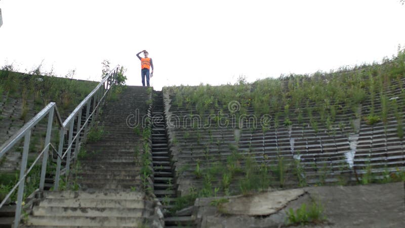 El inspector representa y examina el área la construcción y la reconstrucción del puente, escaleras