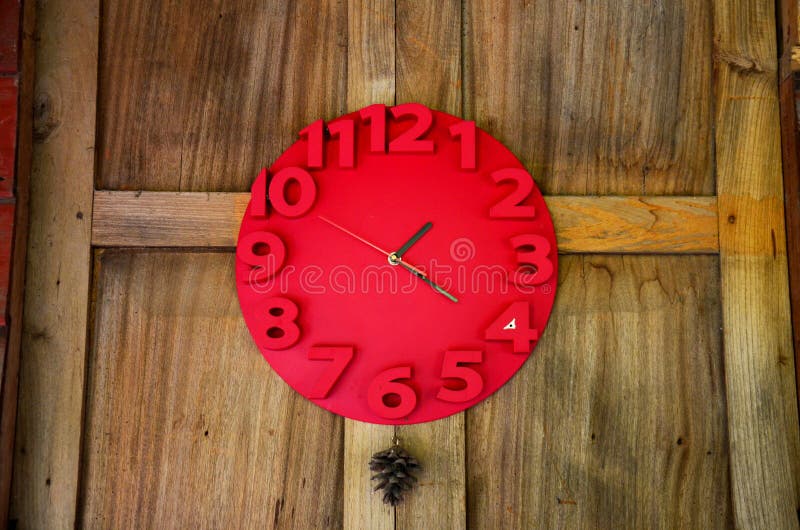 El interior adorna con el reloj rojo en la pared de madera fotografía de archivo libre de regalías El interior adorna con el reloj rojo en la pared de madera fotografía de archivo libre de regalías