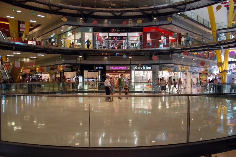 El interior de la arena de la alameda de compras imágenes de archivo libres de regalías El interior de la arena de la alameda de compras imágenes de archivo libres de regalías