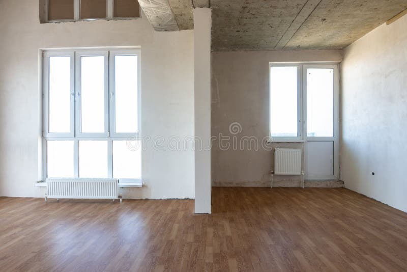 El interior de la habitación vacÃa con un acabado fino y suelo laminado imágenes de archivo libres de regalías El interior de la habitación vacÃa con un acabado fino y suelo laminado imágenes de archivo libres de regalías