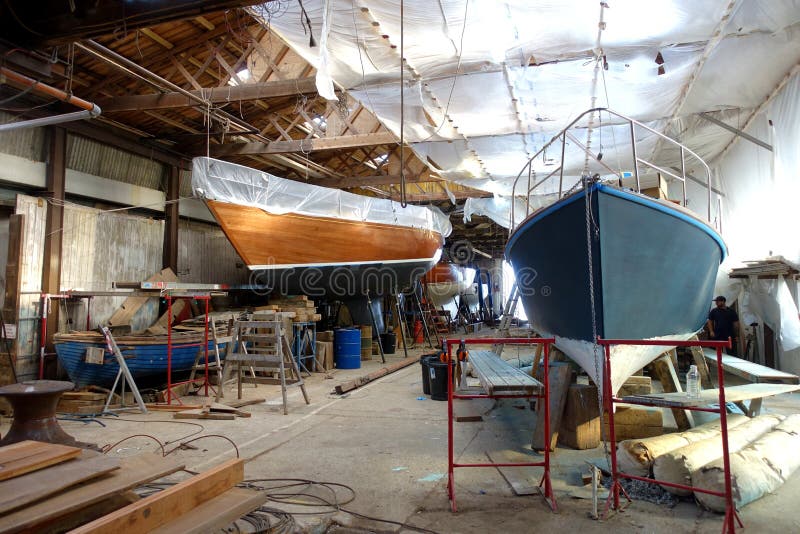 El interior de un astillero, Inglaterra Barcos en reparación y deslizamientos fotos de archivo