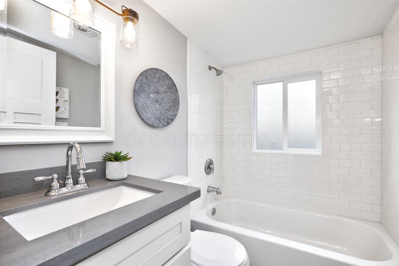 El interior moderno del cuarto de baño con la vanidad blanca remató con la encimera gris fotografía de archivo libre de regalías El interior moderno del cuarto de baño con la vanidad blanca remató con la encimera gris fotografía de archivo libre de regalías