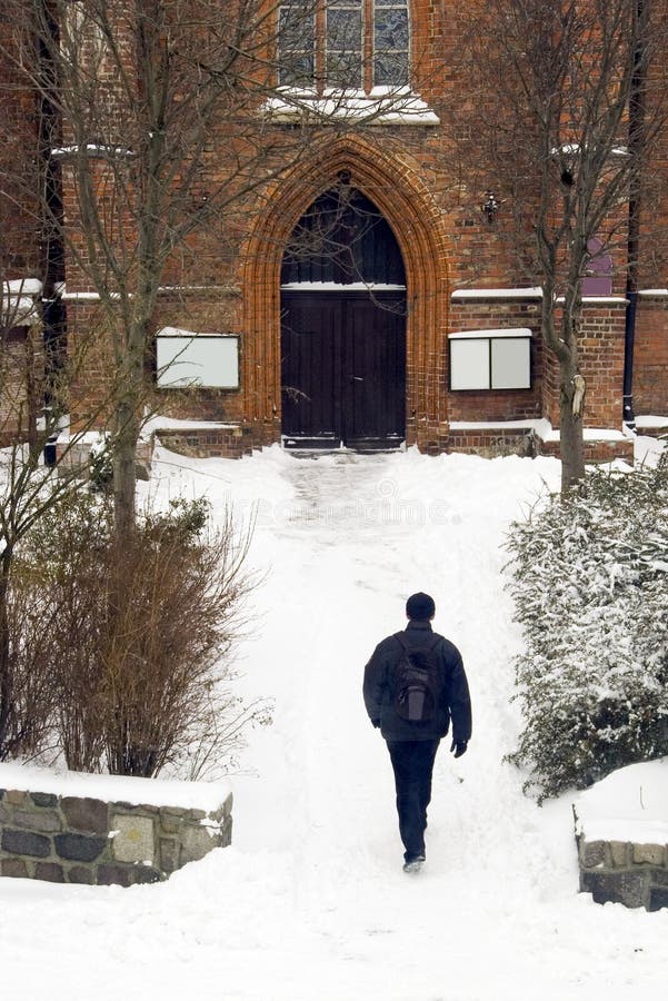El ir a la iglesia en invierno foto de archivo libre de regalías El ir a la iglesia en invierno foto de archivo libre de regalías
