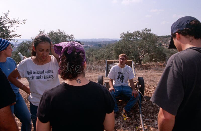 El ISMO se ofrece voluntariamente en una arboleda verde oliva, Palestina