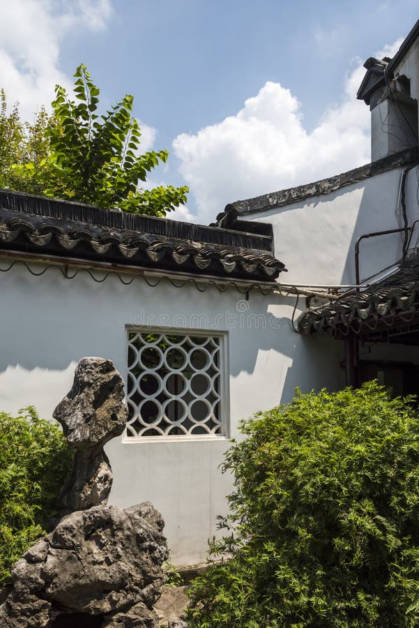 El jardín de rocalla y la planta ajardinan delante de la pared blanca imagen de archivo libre de regalías El jardín de rocalla y la planta ajardinan delante de la pared blanca imagen de archivo libre de regalías