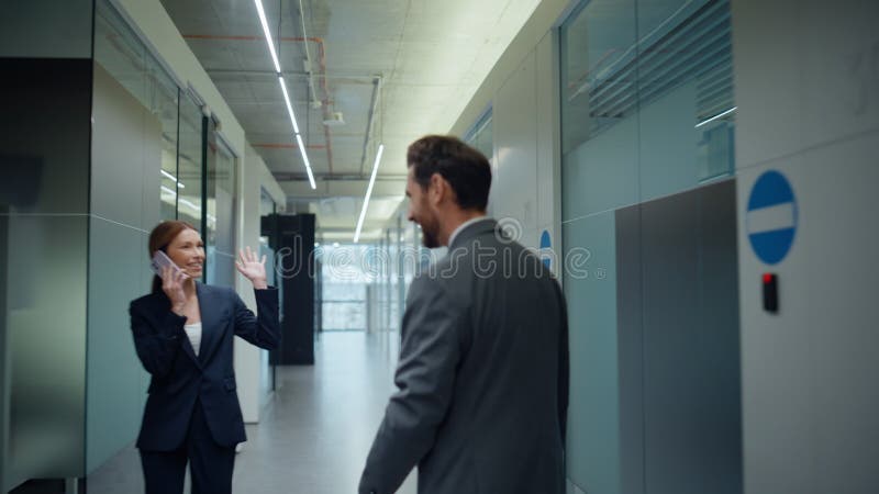 El jefe de la vista trasera se va a la sala de cristal en el edificio de oficinas. Relojes con aspecto de director almacen de video