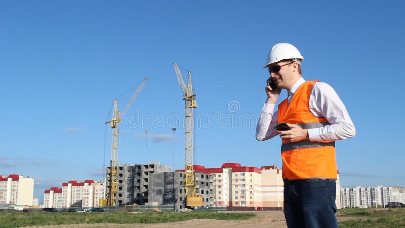 El jefe que el inspector habla en dos teléfonos contra la perspectiva de construir una casa