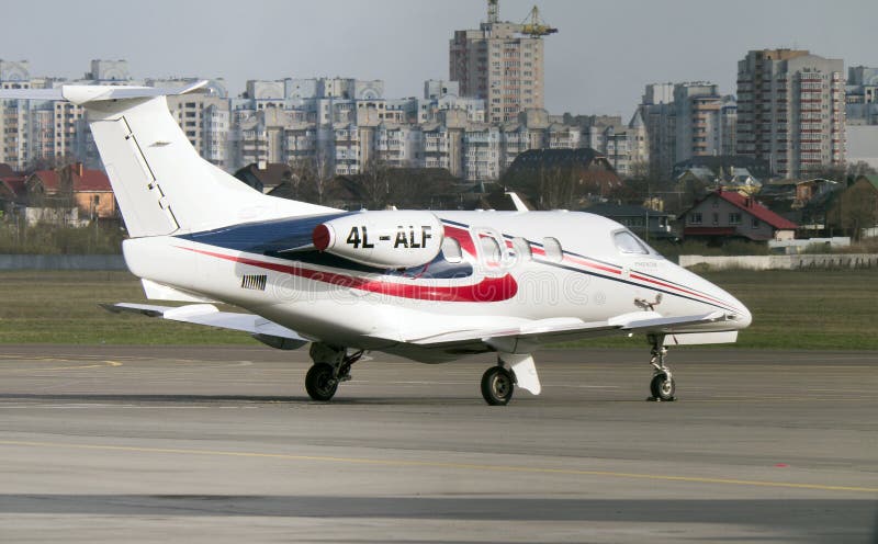 El jet del fenómeno 100 de Embraer en la pista de despeque en el International A de Kyiv imágenes de archivo libres de regalías El jet del fenómeno 100 de Embraer en la pista de despeque en el International A de Kyiv imágenes de archivo libres de regalías