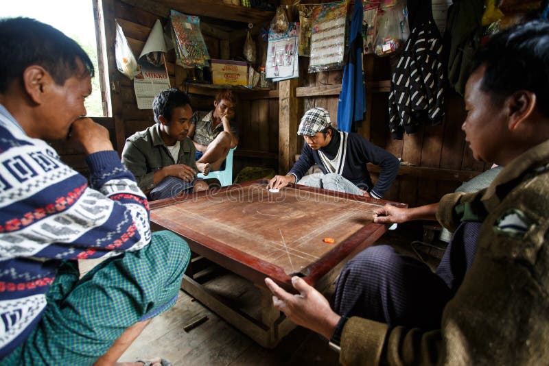 El juego de Carrom local en Chin State, Myanmar imagenes de archivo