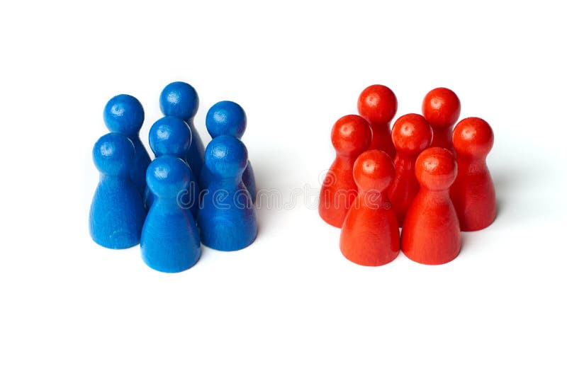 El juego figura como símbolo para dos grupos de personas Concepto para el trabajo en equipo o el desafío En el fondo blanco imágenes de archivo libres de regalías