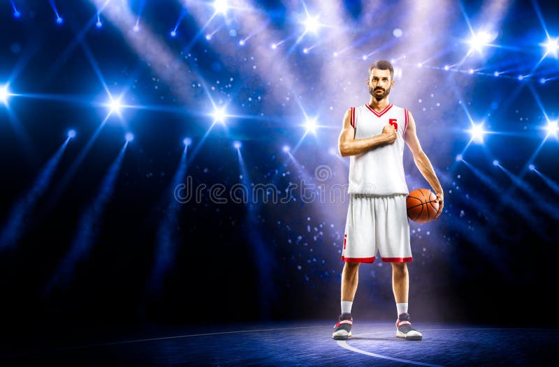 El jugador de básquet orgulloso está rogando antes de mach imágenes de archivo libres de regalías El jugador de básquet orgulloso está rogando antes de mach imágenes de archivo libres de regalías
