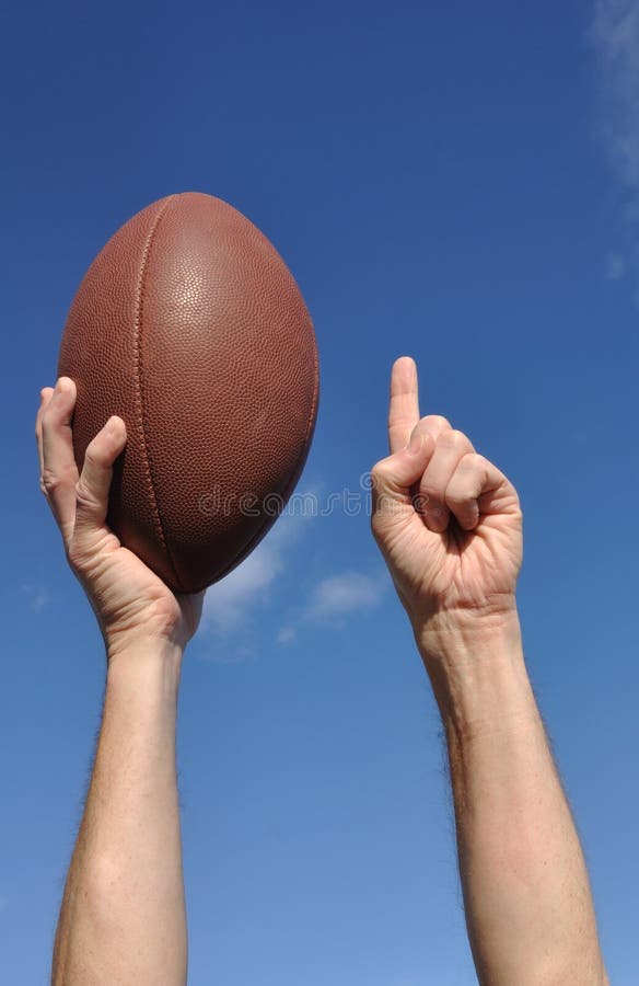 El jugador de fútbol americano celebra un momento del aterrizaje imagen de archivo El jugador de fútbol americano celebra un momento del aterrizaje imagen de archivo