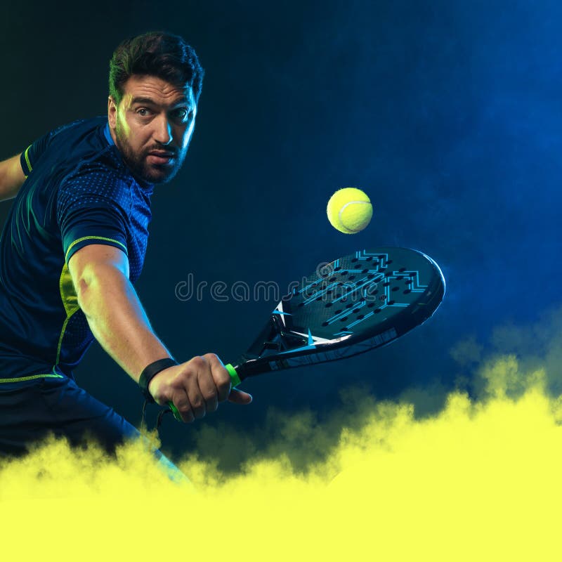Jugador de tenis de pádel hombre atleta con raqueta de pádel tenis sobre  fondo negro concepto deportivo descargar