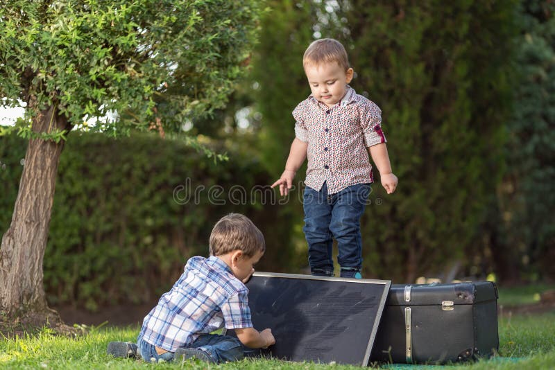 El jugar de dos hermanos fotografía de archivo El jugar de dos hermanos fotografía de archivo