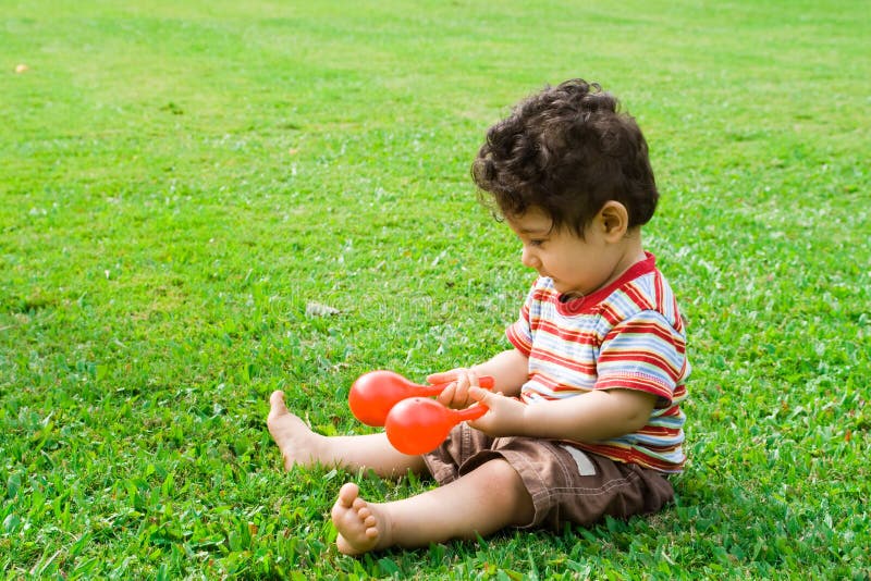 Bebe Que Juega Maracas Imagen De Archivo Imagen De Outdoor
