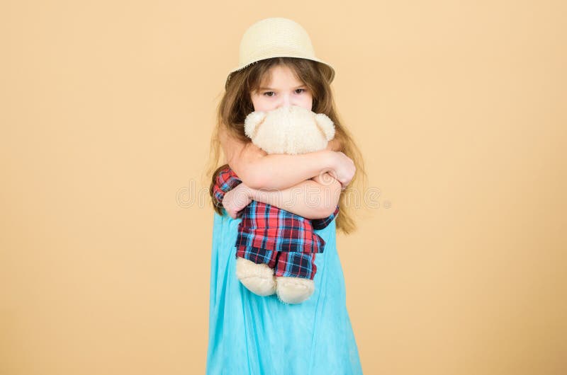 El juguete se utiliza en juego Niño adorable de la muchacha con la muñeca linda del peluche Juguete de abrazo del oso de peluche fotografía de archivo El juguete se utiliza en juego Niño adorable de la muchacha con la muñeca linda del peluche Juguete de abrazo del oso de peluche fotografía de archivo