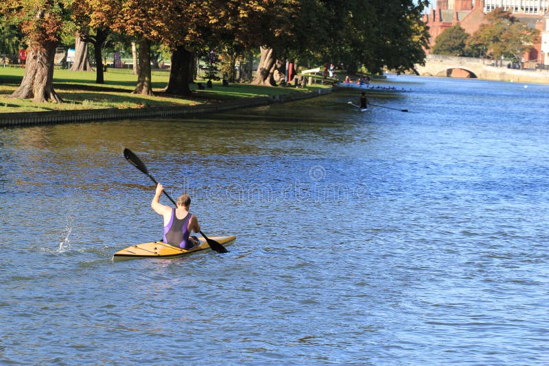 El Kayaking en el río de Bedford. foto de archivo libre de regalías El Kayaking en el río de Bedford. foto de archivo libre de regalías