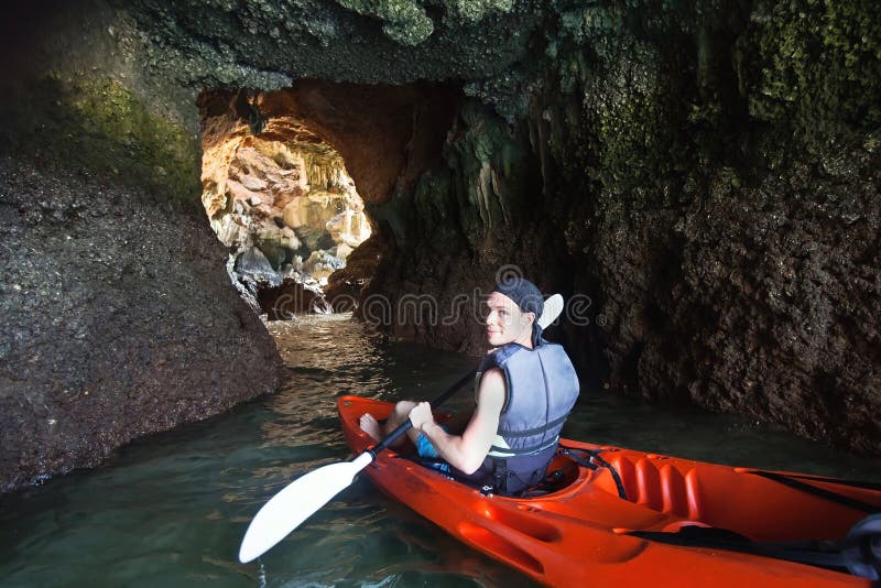 El Kayaking en la cueva fotos de archivo El Kayaking en la cueva fotos de archivo