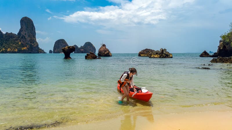 El kayaking, madre e hija de la familia bati?ndose en kajak en viaje tropical de la canoa del mar cerca de las islas, divirti?ndo fotos de archivo libres de regalías El kayaking, madre e hija de la familia bati?ndose en kajak en viaje tropical de la canoa del mar cerca de las islas, divirti?ndo fotos de archivo libres de regalías