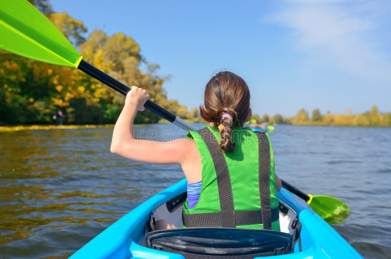 El kayaking, niño que se bate en kajak en viaje de la canoa del río, niño en fin de semana activo del otoño y vacaciones de la fa