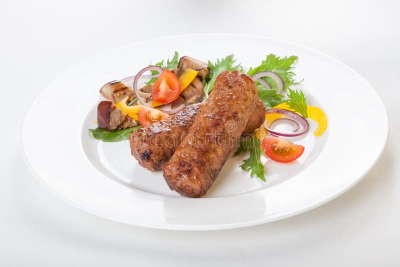 El kebab de Lula con el fondo blanco fresco de las verduras aisló hermoso fotos de archivo libres de regalías El kebab de Lula con el fondo blanco fresco de las verduras aisló hermoso fotos de archivo libres de regalías
