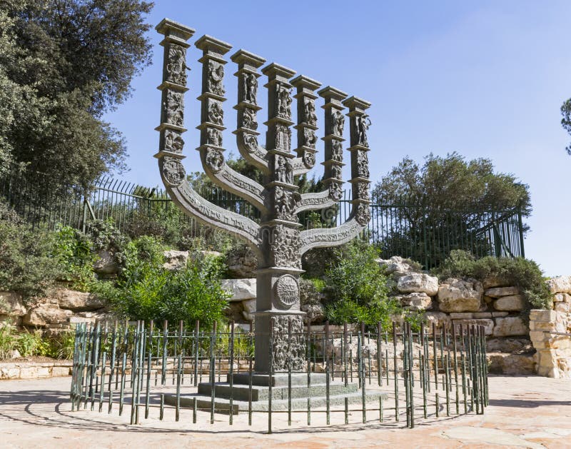 El Knesset Menorah En Jerusalén Imagen de archivo Imagen de historia