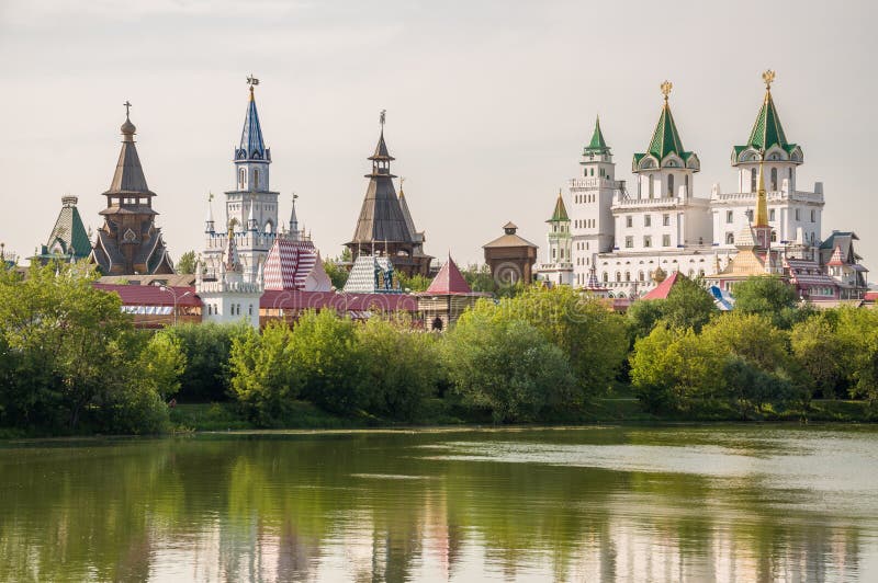 El Kremlin en Izmailovo con un lago y los árboles, Moscú, Rusia imagen de archivo libre de regalías El Kremlin en Izmailovo con un lago y los árboles, Moscú, Rusia imagen de archivo libre de regalías