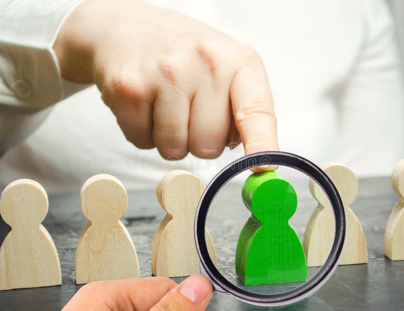 El l?der de la mujer elige a la persona en el equipo Gesti?n de recursos humanos Trabajador talentoso Personal de alquiler B?sque fotos de archivo El l?der de la mujer elige a la persona en el equipo Gesti?n de recursos humanos Trabajador talentoso Personal de alquiler B?sque fotos de archivo