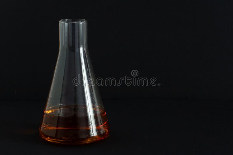 El laboratorio para los productos alimenticios análisis, coñac en un vidrio químico se toma para una prueba en el lagar de la des fotografía de archivo libre de regalías El laboratorio para los productos alimenticios análisis, coñac en un vidrio químico se toma para una prueba en el lagar de la des fotografía de archivo libre de regalías