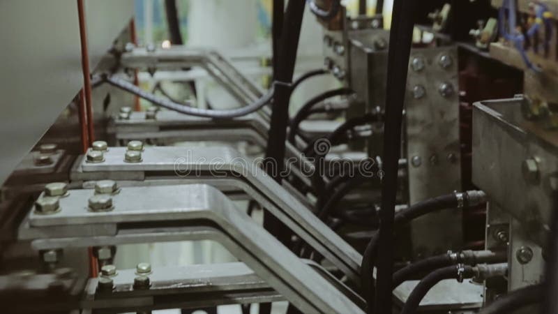 El lado trasero de la planta industrial alambres Cables de conexión