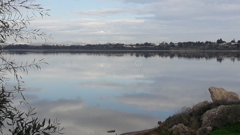 El lago de sal del espejo Larnaca Chipre se nubla hermosa vista imagen de archivo El lago de sal del espejo Larnaca Chipre se nubla hermosa vista imagen de archivo