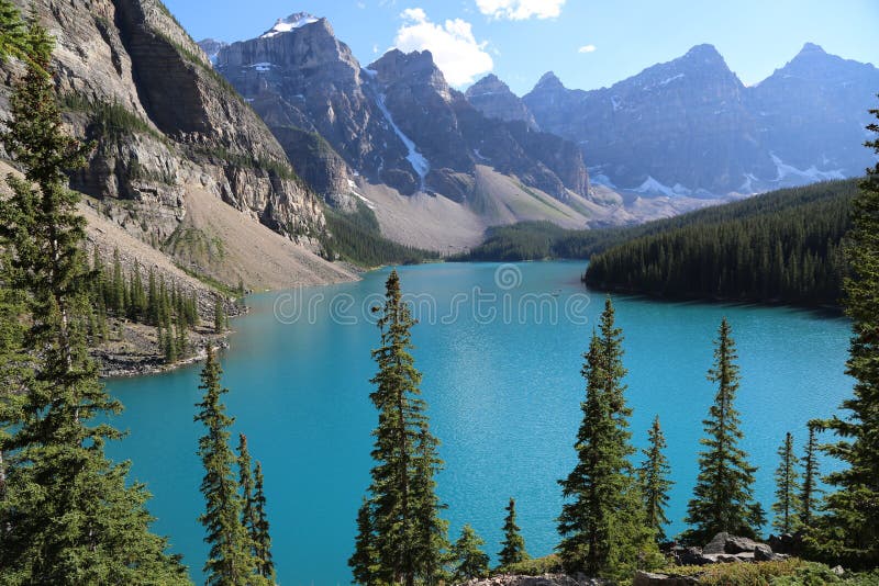 El lago hermoso moraine en el parque nacional de Banff fotos de archivo El lago hermoso moraine en el parque nacional de Banff fotos de archivo