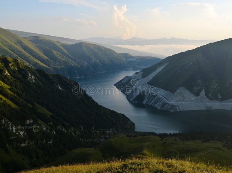 El lago Kezenoy-es en el tiempo de la puesta del sol, las montañas del Cáucaso, república chechena Chechenia, Rusia fotos de archivo El lago Kezenoy-es en el tiempo de la puesta del sol, las montañas del Cáucaso, república chechena Chechenia, Rusia fotos de archivo