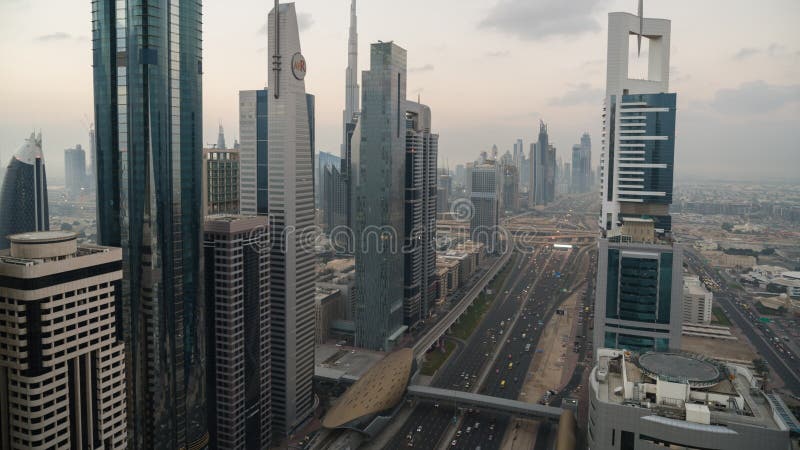 El lapso de tiempo del rascacielos de la visión abajo alineó a Sheikh Zayed Road en la oscuridad