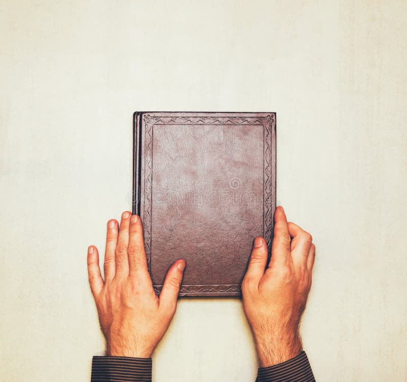 El libro está en las manos de un hombre desde arriba imite para arriba para el texto, enhorabuena, frases, poniendo letras foto de archivo libre de regalías El libro está en las manos de un hombre desde arriba imite para arriba para el texto, enhorabuena, frases, poniendo letras foto de archivo libre de regalías