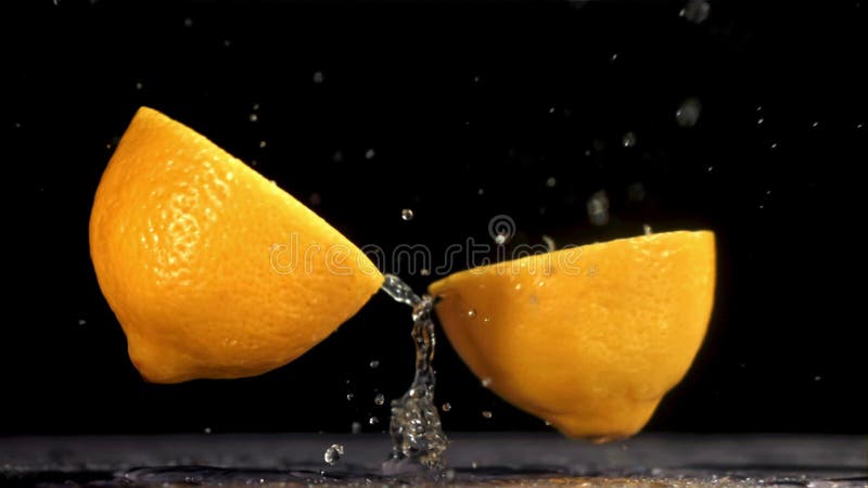 El limón cae y se rompe en dos mitades. grabado en una cámara de alta velocidad a 1.000 fps.