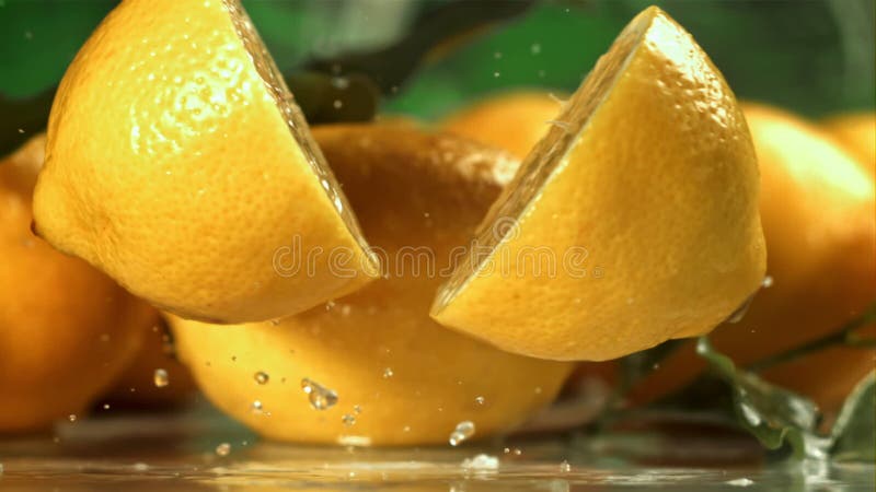 El limón cae y se rompe en dos mitades. grabado en una cámara de alta velocidad a 1.000 fps.