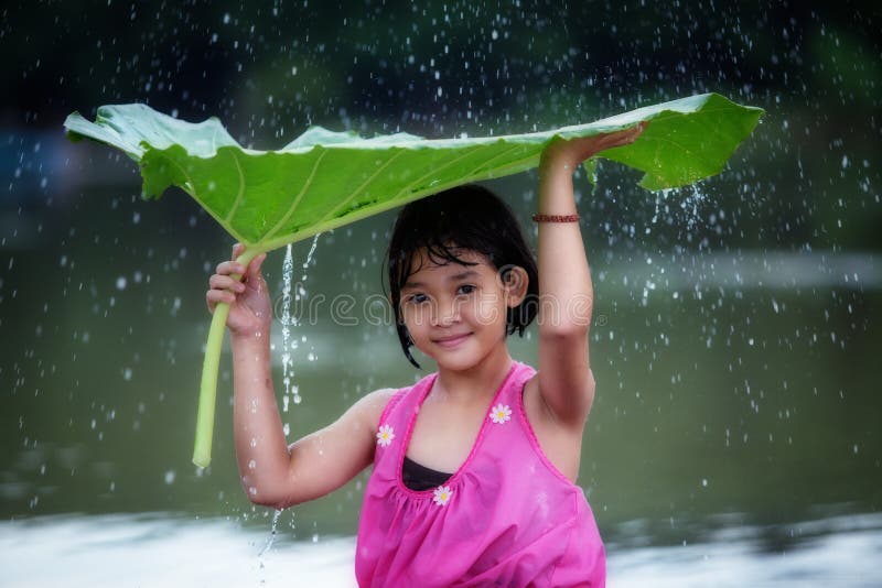 Una niña alegre imagen de archivo. Imagen de mueca, niño - 39291155