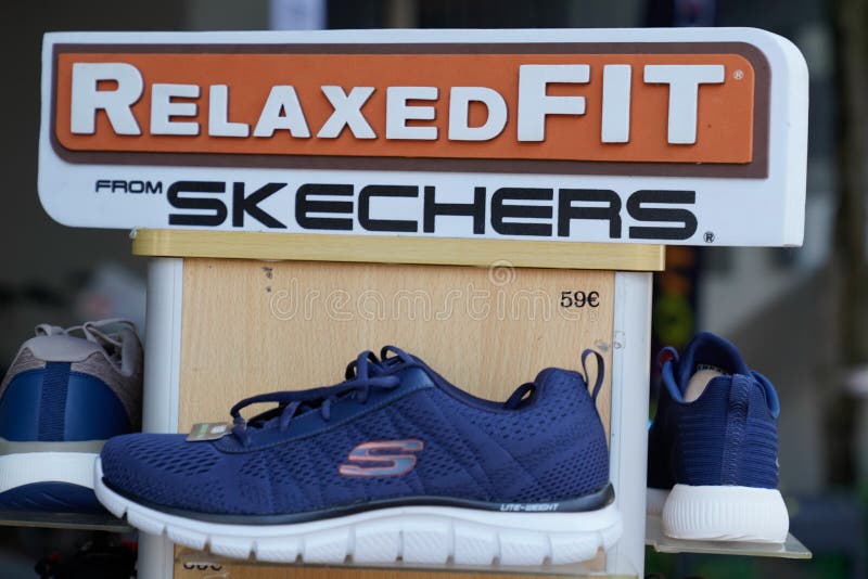 sagrado Nabo Centrar El Logo De Skechers Storefrond Y La Publicidad De La Marca De Calzado  Atlético Por Señas De Texto De Foto de archivo editorial - Imagen de traje,  funcionamiento: 200859893